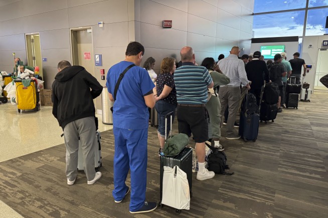 More than 1,000 United Airlines flights delayed in the US due to technology problem