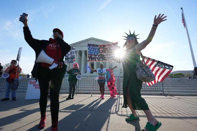 Supreme Court seems poised to reject Trump's birthright citizenship limits as he attends arguments