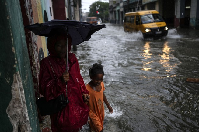 Heavy rain hits Florida, flooding strands Miami vehicles