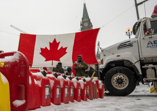 Blockades on Canada-US border continue as protests swell