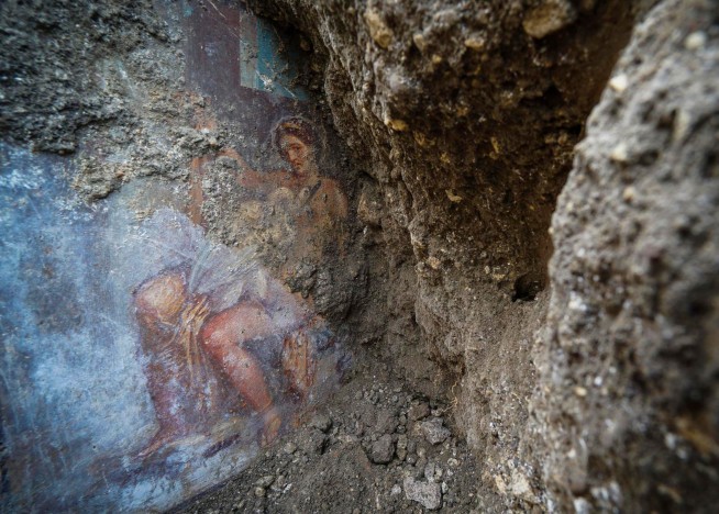 Sensual fresco discovered in ancient Pompeii bedroom