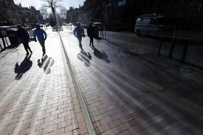 US economy grew at moderate 2.1% rate in fourth quarter