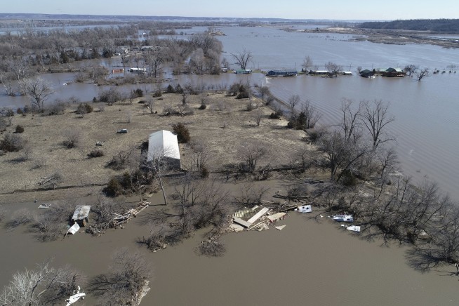 Flooded Iowa communities surviving with trucked-in water