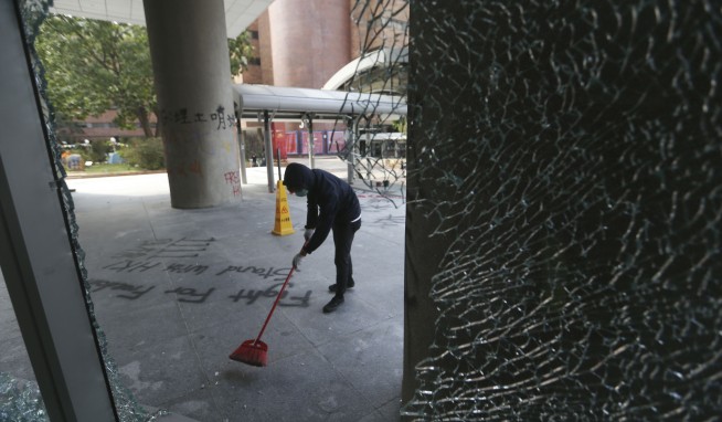 Chinese troops join Hong Kong cleanup as protesters retreat