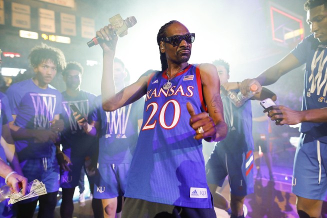 Kansas apologizes for risque Snoop Dogg show at hoops event