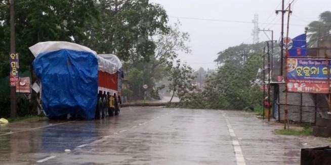 Cyclone dumps rain on India, Bangladesh, 2M head to shelters