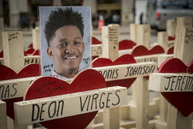 1 of Chicago's bloodiest years ends with 762 homicides