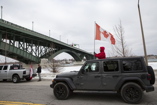Blockades on Canada-US border continue as protests swell