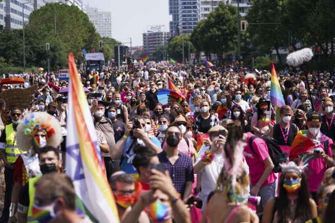 Tens of thousands march for LGBTQ rights at Berlin parade