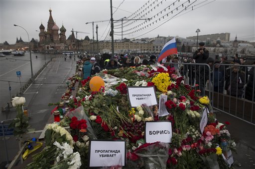 Thousands march in Russia to mourn Putin critic Nemtsov