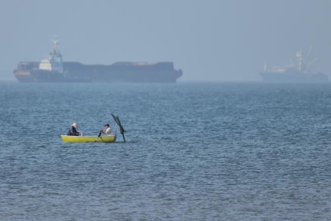 US tries to force open the Strait of Hormuz as the UAE comes under attack in a test of Iran truce