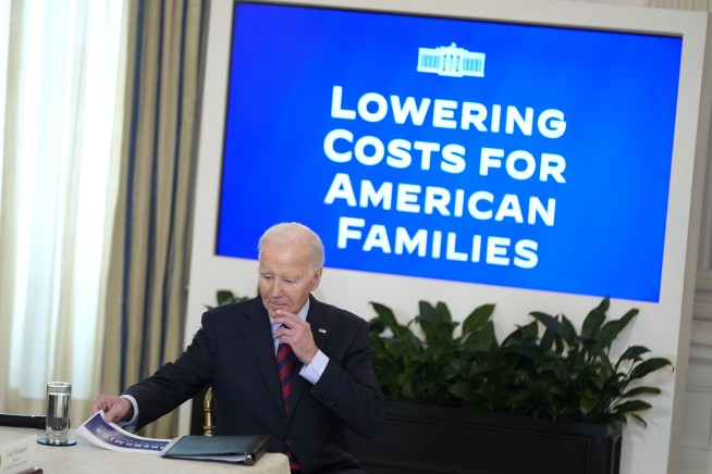 Biden administration would cap credit card late fees at $8, part of campaign against junk fees