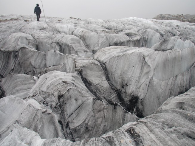 Melting glacier in China draws tourists, climate worries