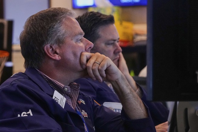 Wall Street ends mixed amid Trump's new tariff deadlines