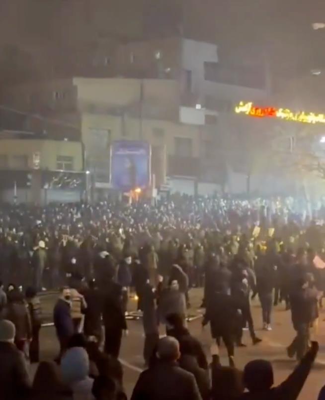 Death toll in violence surrounding protests challenging Iran's theocracy reaches 116, activists say