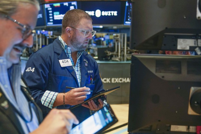 Stocks fall after Fed says it's too soon to pause rate hikes