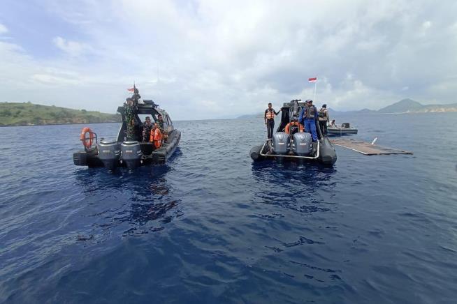 Indonesian rescuers search for a Spanish coach and 3 children after tour boat sinks