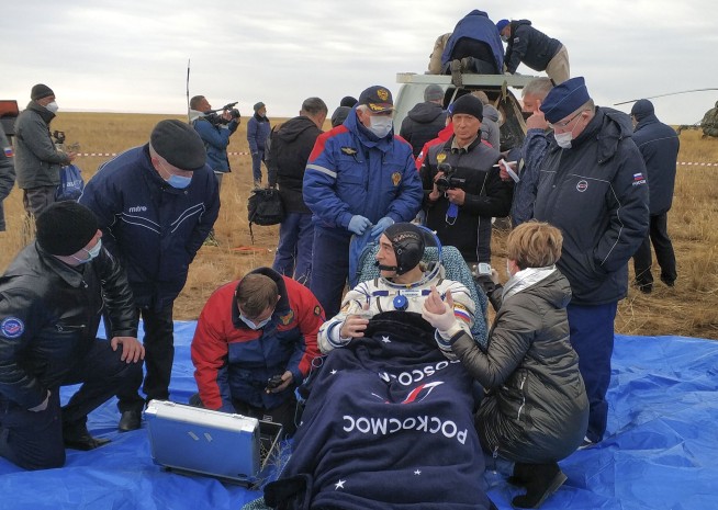 Trio who lived on space station return to Earth safely