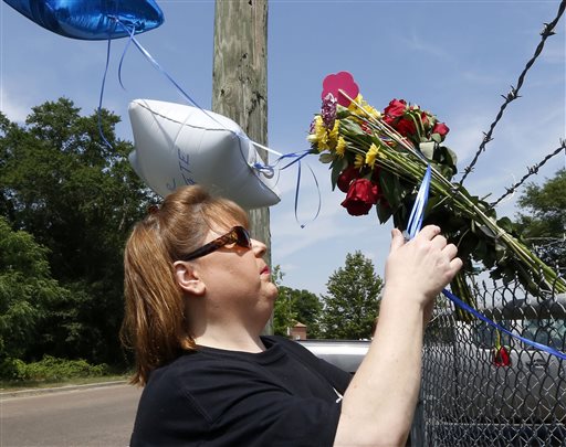 2 slain police officers mourned in Mississippi town