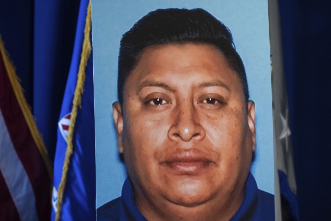 2 leaders of a group suspected of smuggling 20,000 immigrants are arrested in Los Angeles