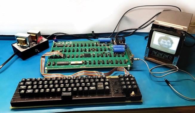 Functioning Apple computer built in 1970s up for auction