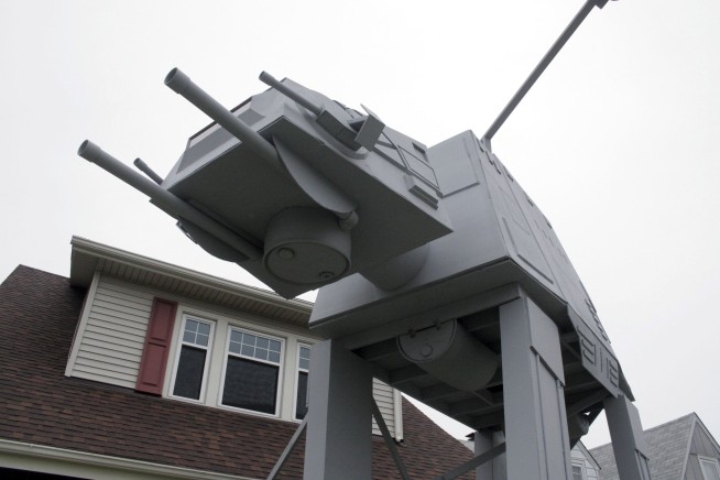 2-story 'Star Wars' replica in yard for Halloween is big hit