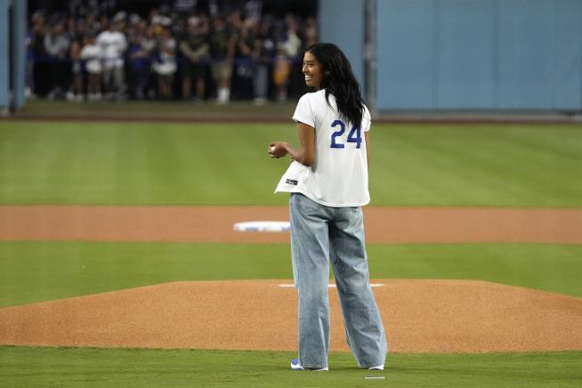 Kobe Bryant's Daughter Natalia Tosses First Pitch On Lakers Night At ...