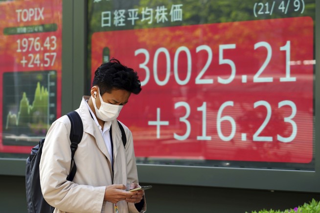 Stocks edge higher as bond yields, bank stocks rise