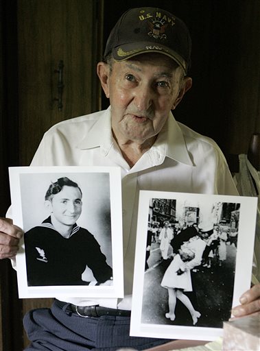 Man known as kissing sailor in WWII-era image dies