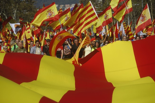 The Latest: Tens of thousands call for Spanish unity