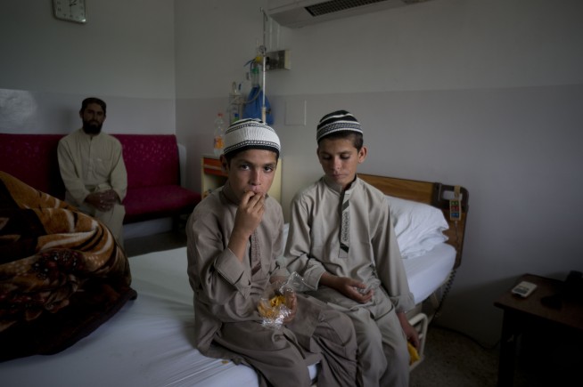 Pakistan treating 2 brothers who become paralyzed each night
