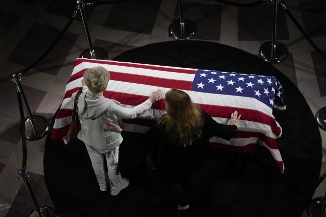 Tearful mourners line up at San Francisco City Hall to thank, pay last respects to Dianne Feinstein