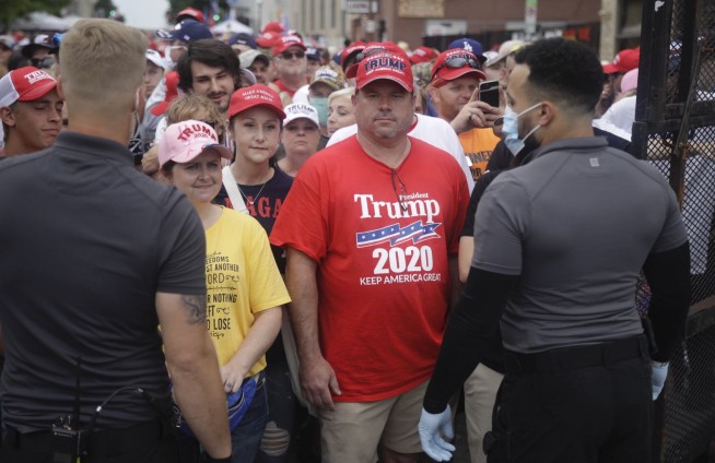 Metal barriers, Trump gear: Crowd readies for Tulsa rally