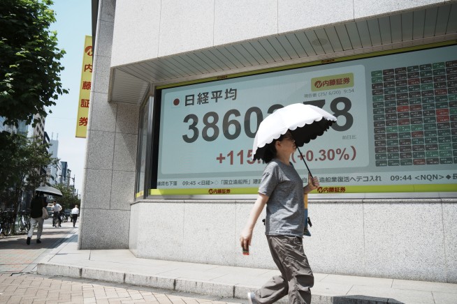 US stocks drift to a mixed finish as Wall Street closes another week of modest losses