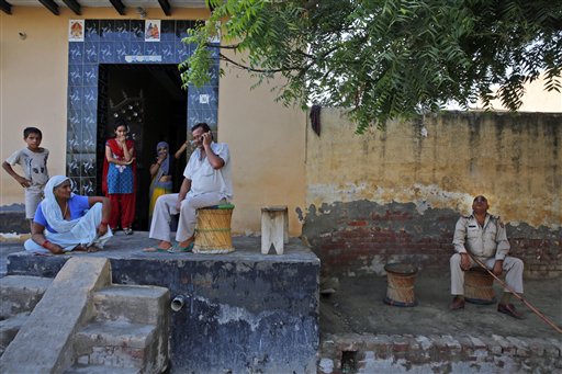 India arrests 8 for allegedly killing Muslim over beef rumor