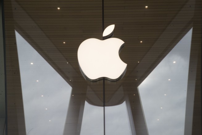 Apple Store employees in Maryland vote to authorize a first strike over working conditions