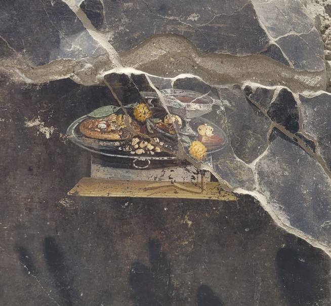 That's no pizza: A wall painting found in Pompeii doesn't depict Italy's iconic dish