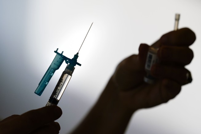 US COVID death toll hits 800,000, a year into vaccine drive