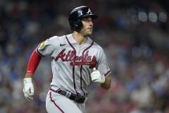 Andruw Jones congratulates Braves slugger Matt Olson on tying his