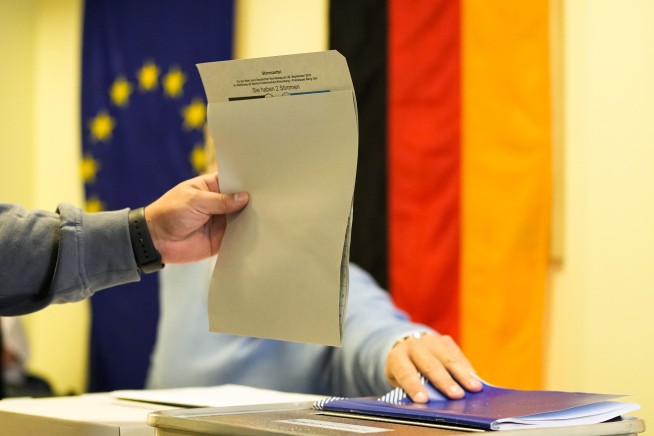 Merkel's bloc stumbles badly in Germany; horse-trading ahead