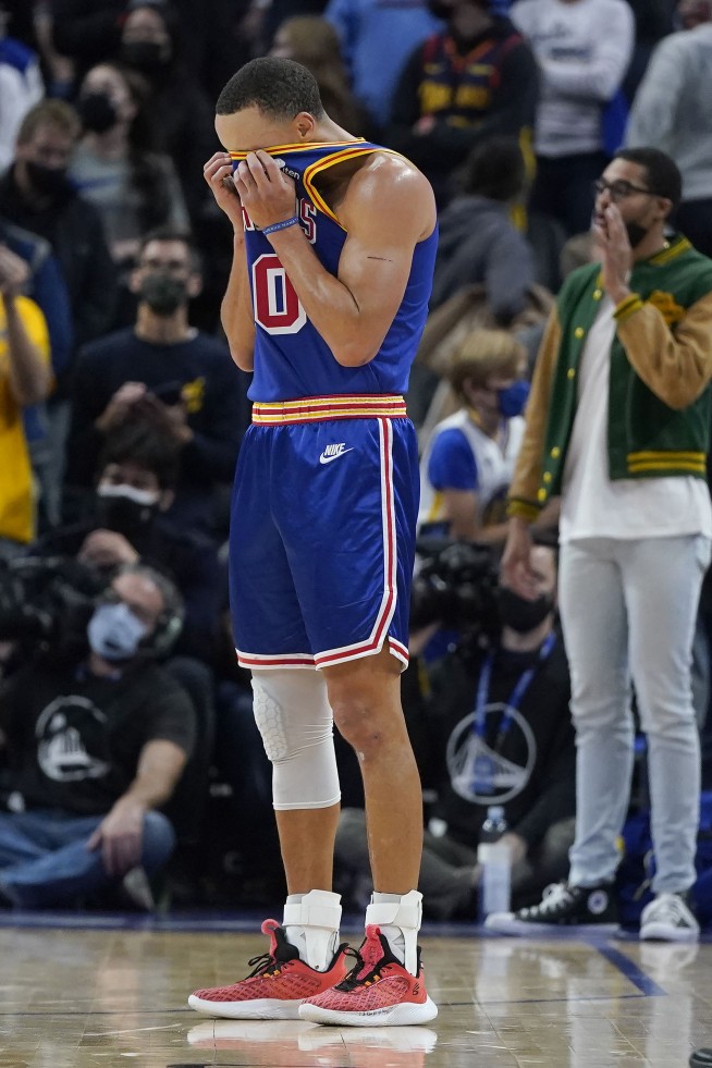 Curry makes 3,000th 3-pointer, Nuggets edge Warriors 89-86