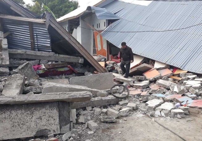 Hundreds stranded on Indonesian mountain after earthquake