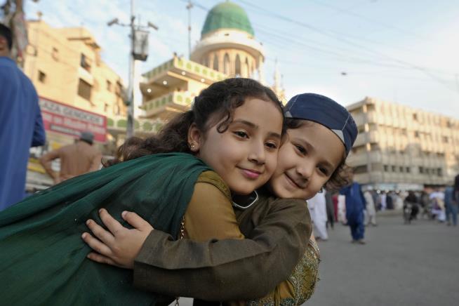 Muslims worldwide celebrate Eid al-Fitr in the shadow of Gaza's misery ...