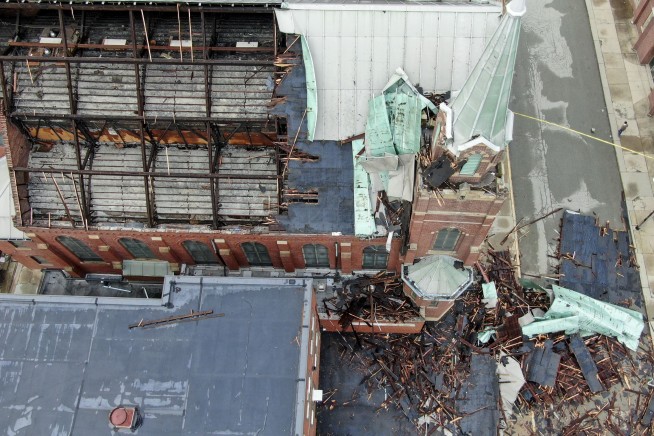 Storms packing high winds cause damage in Indiana, Arkansas