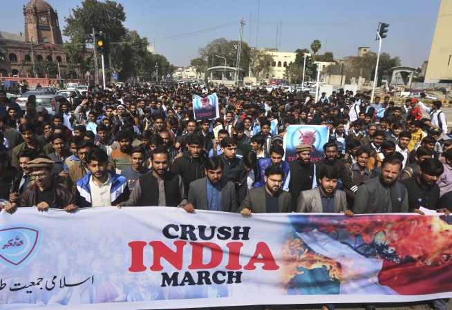 Pakistan says 2 Indian warplanes downed, 1 pilot captured