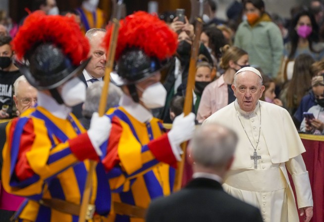 Pope urges peace, not politics in call to Russian patriarch