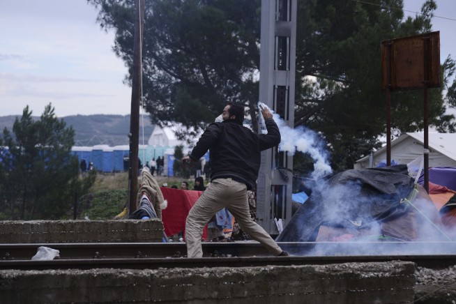 Migrants clash with Macedonian police on Greek border