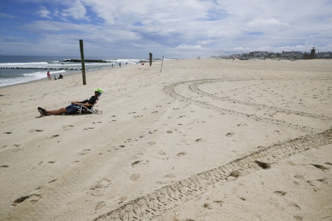 Memorial Day weekend draws crowds and triggers warnings