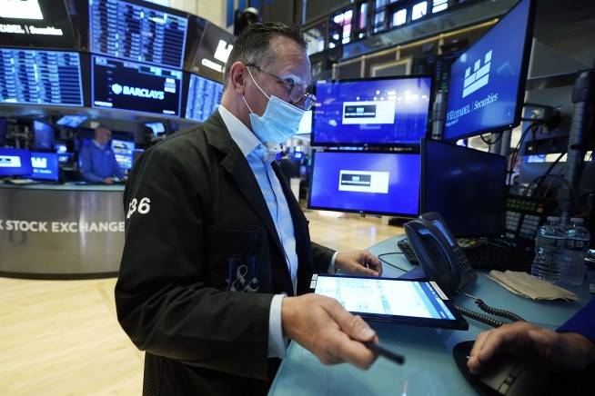 Stocks edge higher as banks, industrials offset tech slide