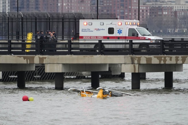 NYC sightseeing helicopter plunges into river, killing 6 including Spanish family and pilot